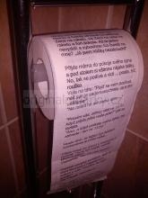 Toaleťák s vtipy aneb konec nudy na WC